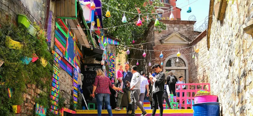 Escaleras de colores en el barrio de Balat, Estambul, Turquía