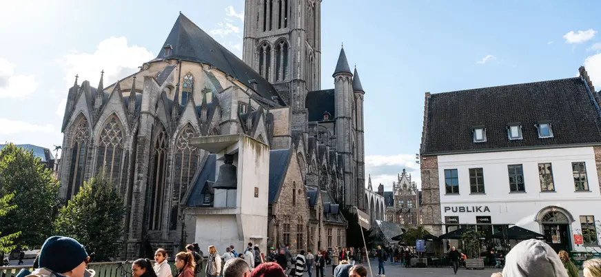 La Iglesia de San Nicolás en Gante es un ejemplo del estilo gótico de Flandes.