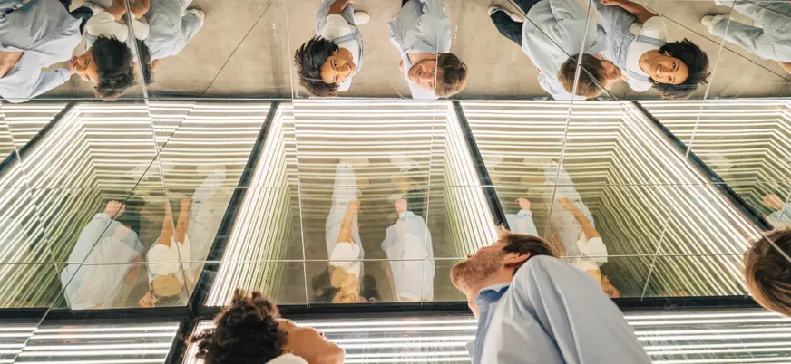 Experiencia inmersiva con espejos en IKONO Copenhague