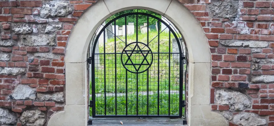 Reja con estrella de David en el cementerio judío del barrio de Kazimierz, Cracovia.