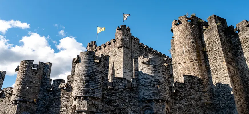 También conocido como el Castillo de los Condes de Gante, en el casco urbano.