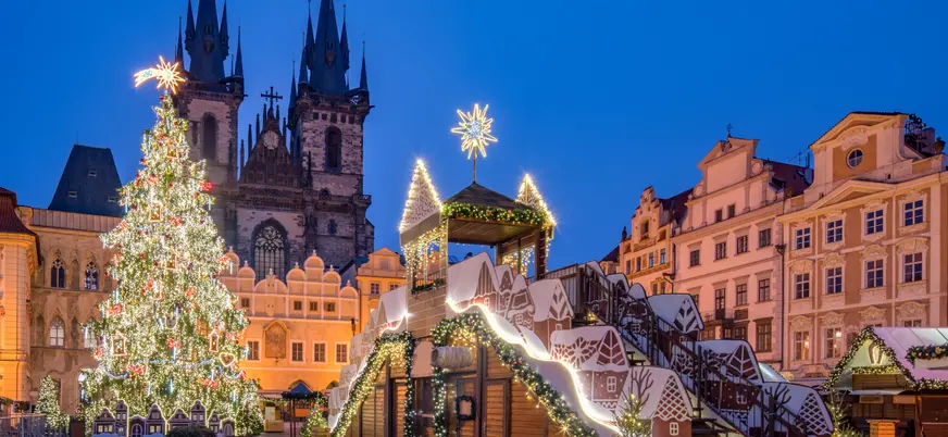 Mercado navideño iluminado en la Plaza de la Ciudad Vieja de Praga