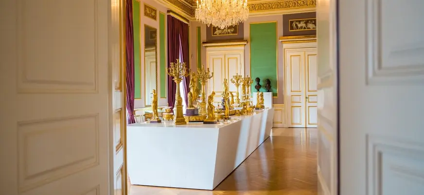 Interior del Palacio de Amalienborg en Copenhague, Dinamarca, con joyas reales expuestas