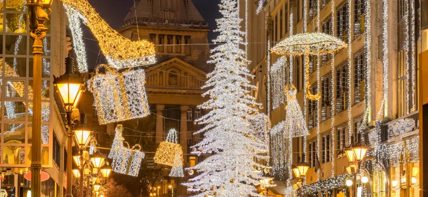 Calles comerciales de Budapest iluminadas por las luces de Navidad nocturnas.