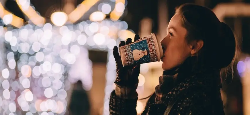 Persona bebiendo gløgg en mercado navideño de Copenhague, Dinamarca