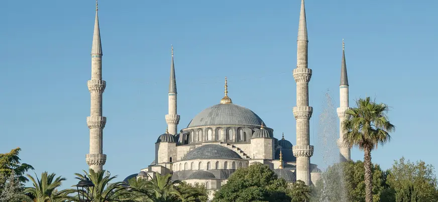 Mezquita Azul de Estambul con minaretes y cúpula central, Turquía
