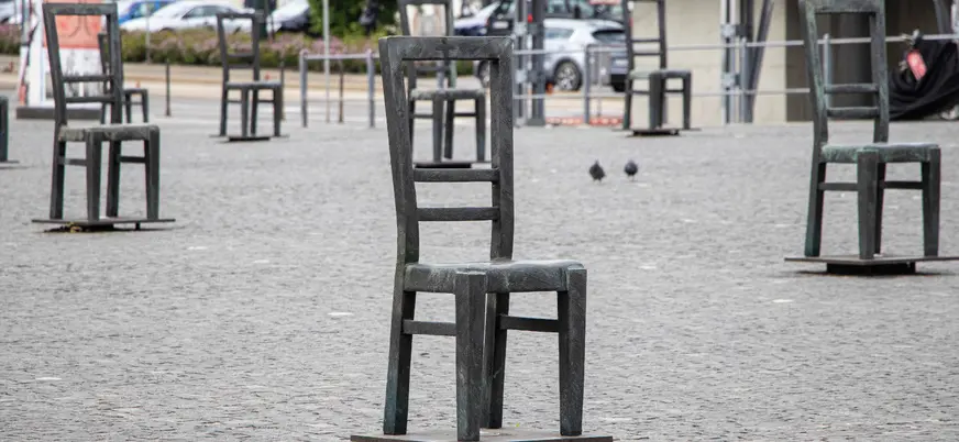 Esculturas de sillas vacías en la Plaza de los Héroes del Gueto, memorial a la comunidad judía en Cracovia.