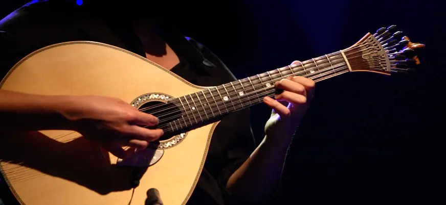 Guitarra portuguesa sonando en un espectáculo de fado en Lisboa