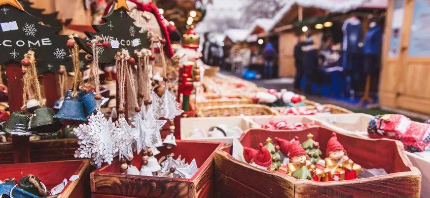 Decoración y adornos en un puesto del mercado de Navidad en Budapest.