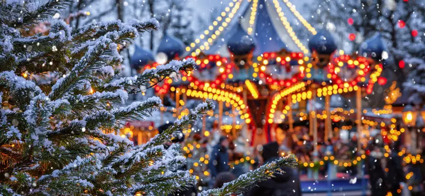 Carrusel y luces navideñas en los Jardines Tivoli de Copenhague
