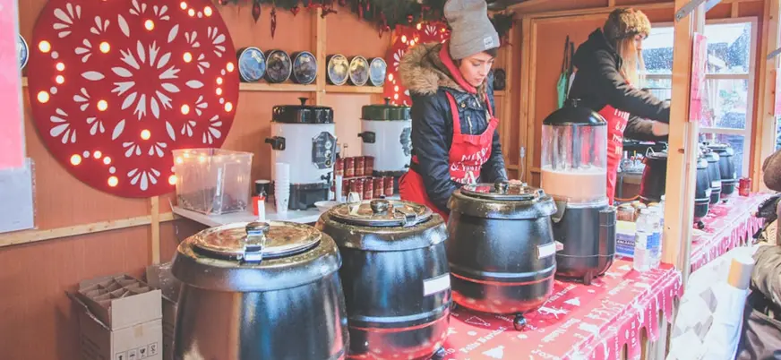 Puesto de bebidas en mercado navideño de Copenhague, Dinamarca