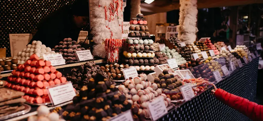 Pirámides de truffles y dulces en un puesto del Mercado de Navidad de Budapest.