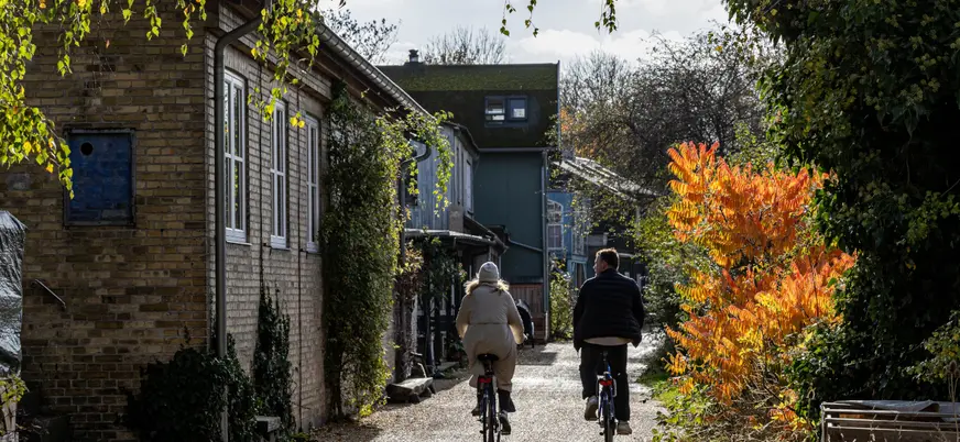 Ciclistas en el barrio alternativo de Christiania, Copenhague