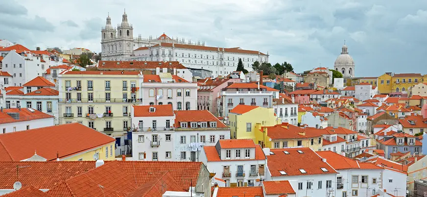 Vistas del barrio de Alfama en Lisboa con sus casas tradicionales y tejados rojos.