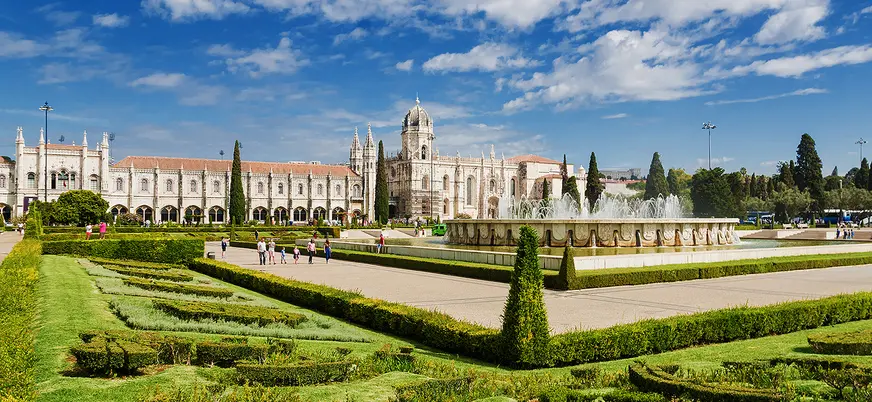 Jardines y fachada del Monasterio de los Jerónimos en Belém, Lisboa