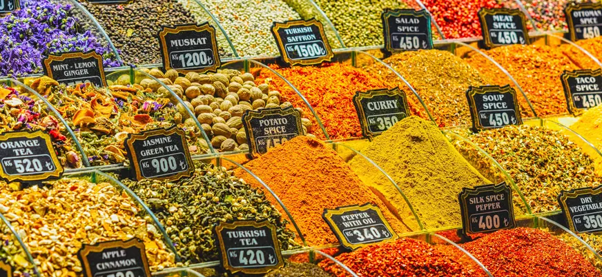 Puestos de especias en mercado de Estambul, Turquía