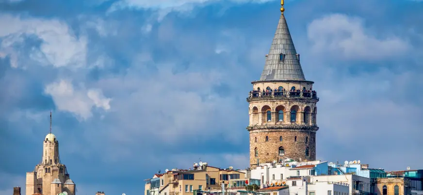 Torre de Gálata sobre el casco histórico de Estambul, Turquía
