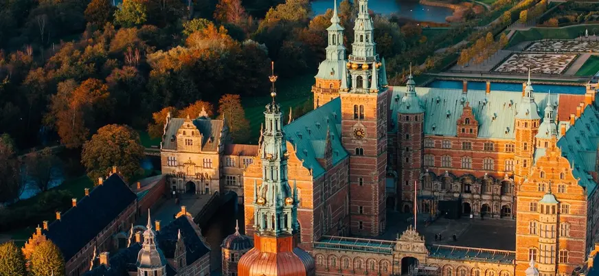 Vista aérea del Castillo de Frederiksborg en Hillerød, Dinamarca