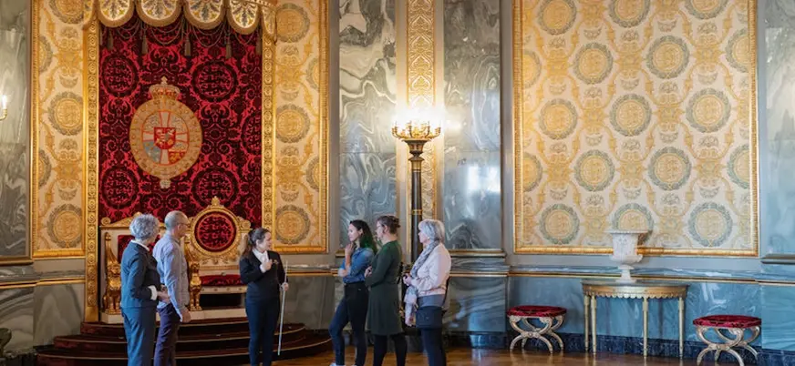 Turistas con guía descubriendo el palacio de Christiansborg, Copenhague