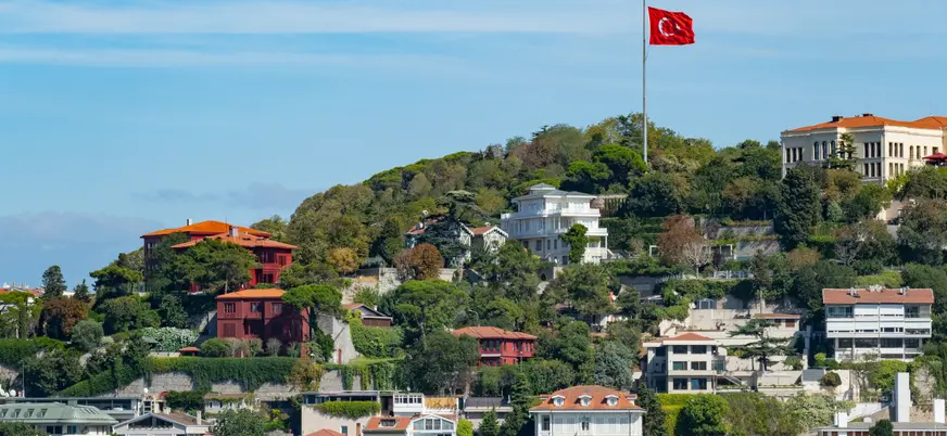 Vista de la costa desde un crucero por el Bósforo en Estambul, Turquía