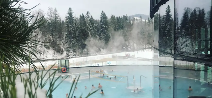 Aguas termales al aire libre en Zakopane durante el invierno, Polonia