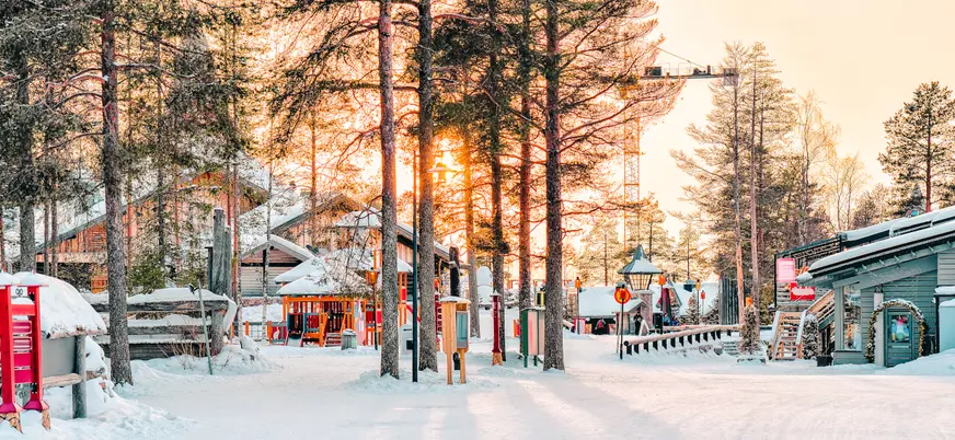 Ocaso en el pueblo de Papá Noel en plena Laponia.