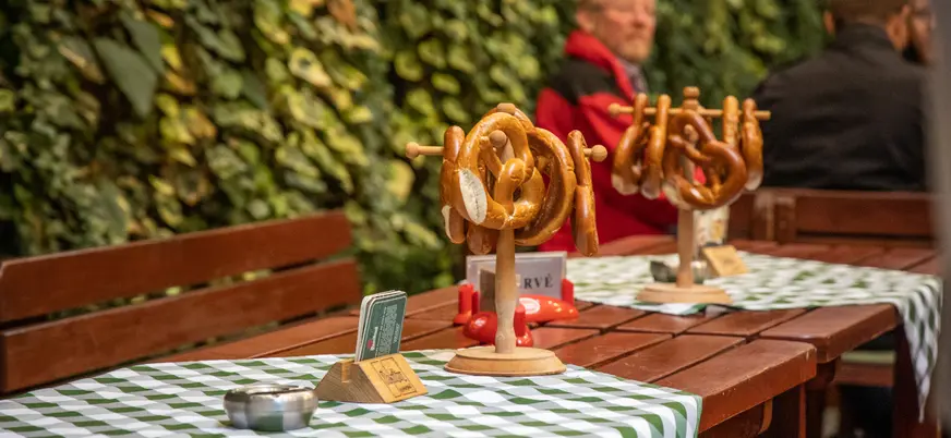 Probarás el tradicional aperitivo que acompaña a esta icónica bebida.