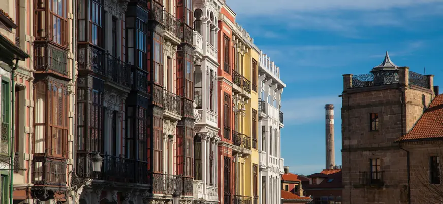 Arquitectura histórica con fachadas coloridas en el casco antiguo de Avilés