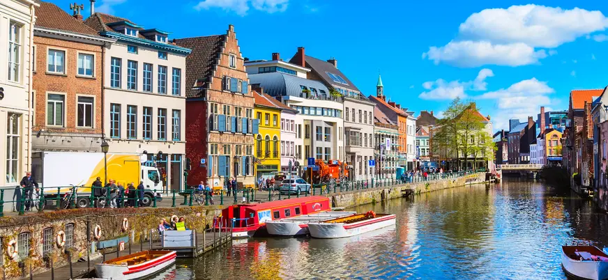 Acércate al antiguo puerto de Gante, con el muelle de las hierbas, Graslei, y el muelle de los granos, Korenlei.