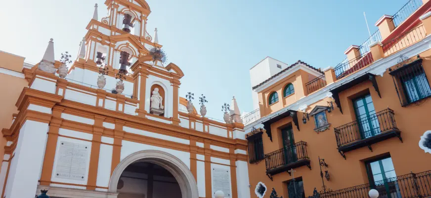 Fachada principal de la Basílica de la Macarena, uno de los monumentos clave de este free tour por el barrio.