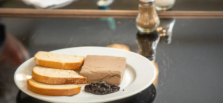 Paté de ganso, una de las degustaciones del tour, en el Café Stefanka.
