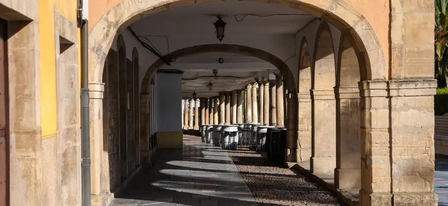 Soportales de la calle Galiana en el casco histórico de Avilés