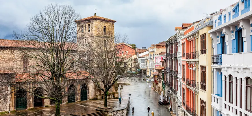 Iglesia de Sabugo y calles del casco histórico de Avilés