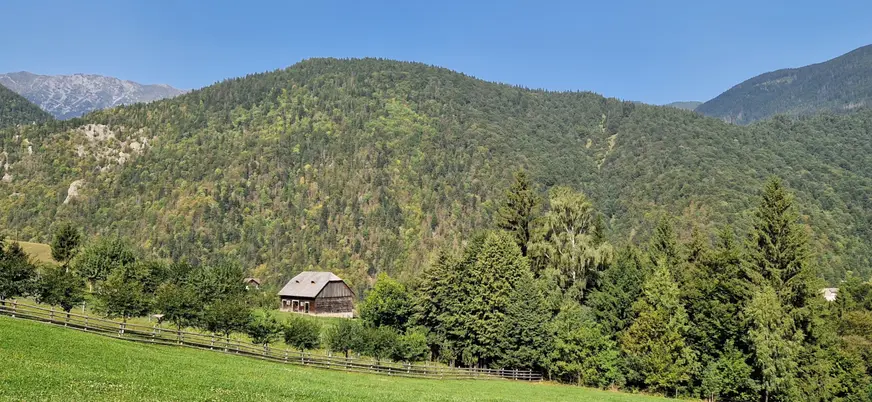 Postal de la campiña rumana que se puede ver en la ruta de senderismo que se realiza en esta excursión por pueblos de montaña..