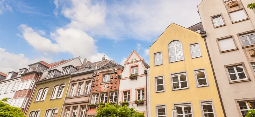 Las casa de colores te acompañarán durante la excursión a Düsseldorf desde Colonia.