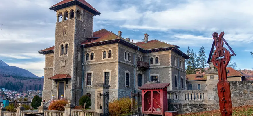 El Castillo Cantacuzino, ubicado en Busteni, ocupa una extensión de 3.148 metros cuadrados.