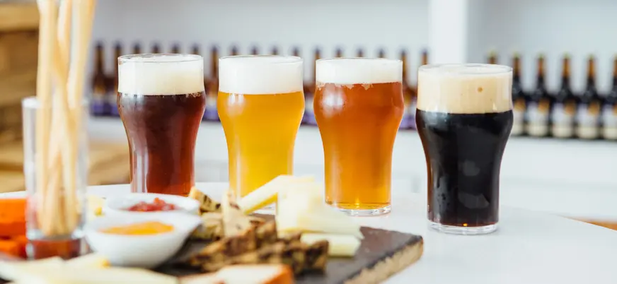 Diferentes tipos de cerveza y queso listos para una degustación.