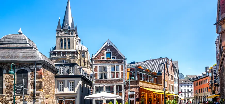 Casco histórico de Aquisgrán, con terrazas y coloridos edificios.