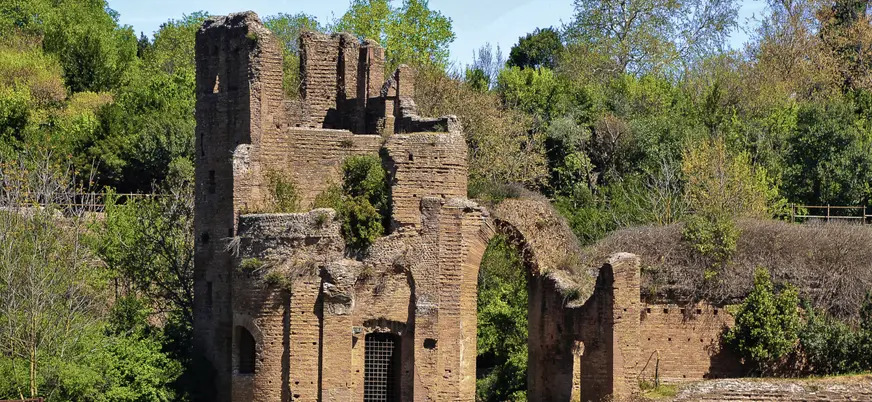 Restos del Circo de Majencio y del Mausoleo de Rómulo en la Via Appia de Roma.