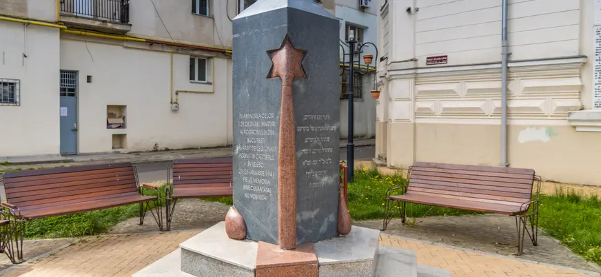 Monumento al Pogron, uno de tantos homenajes que veremos junto a plazas conmemorativas.