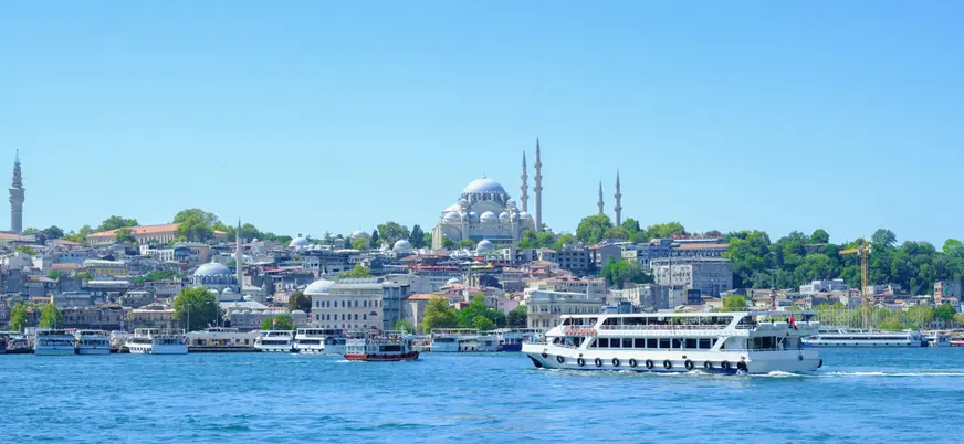 Crucero navegando por el Bósforo con vistas de Estambul, Turquía