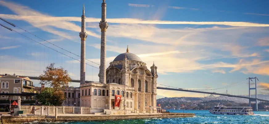 Mezquita de Ortaköy junto al puente del Bósforo durante un crucero en Estambul, Turquía