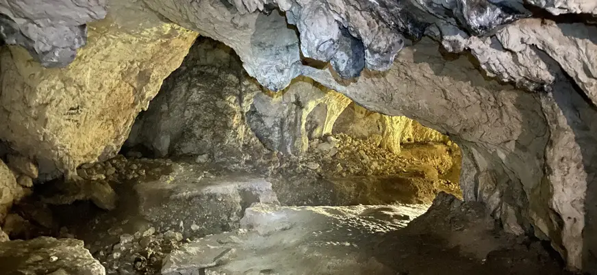 Cueva de los Murciélagos que se visita durante unos minutos en este entorno montañoso.