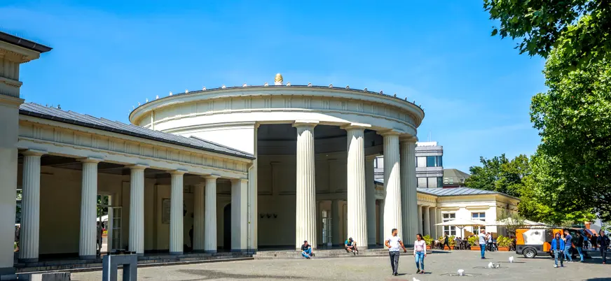 Pabellón Elisenbrunnen, de estilo neoclásico, centro de aguas termales.