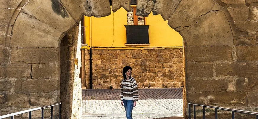 Podrás realizar fotografías debajo de los arcos que dan forma al paisaje urbano de Logroño.