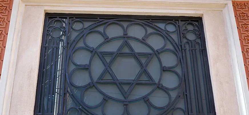 Estrella de David, detalle judío en la cristalera de un edificio de los muchos que veremos en el tour por el barrio judío.