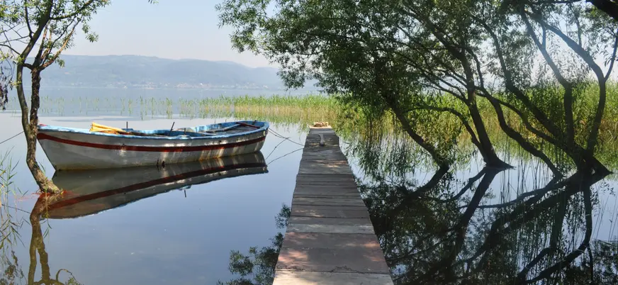 Barca junto al muelle en el lago Sapanca, Turquía