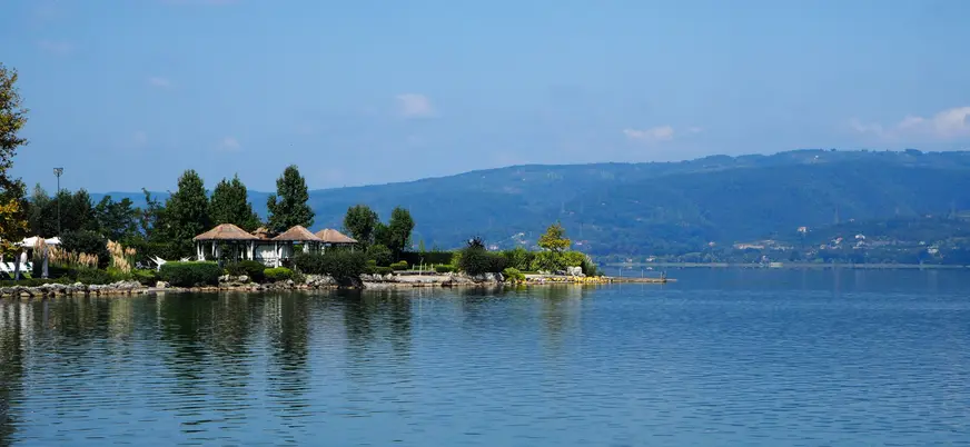 Lago Sapanca con orilla y montañas al fondo en Sapanca, Turquía