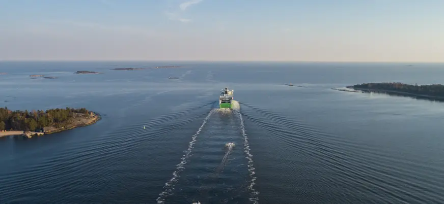 Un ferry cruza el Golfo de Finlandia al atardecer, regresando desde Helsinki a Tallin al finalizar la excursión.