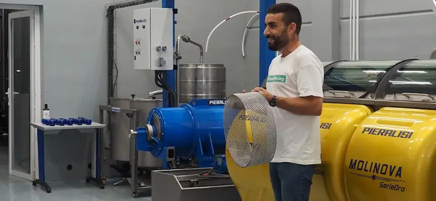 Experiencia oleoturística con explicaciones en una almazara.